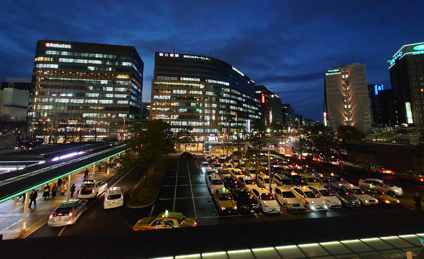夜のオフィス街