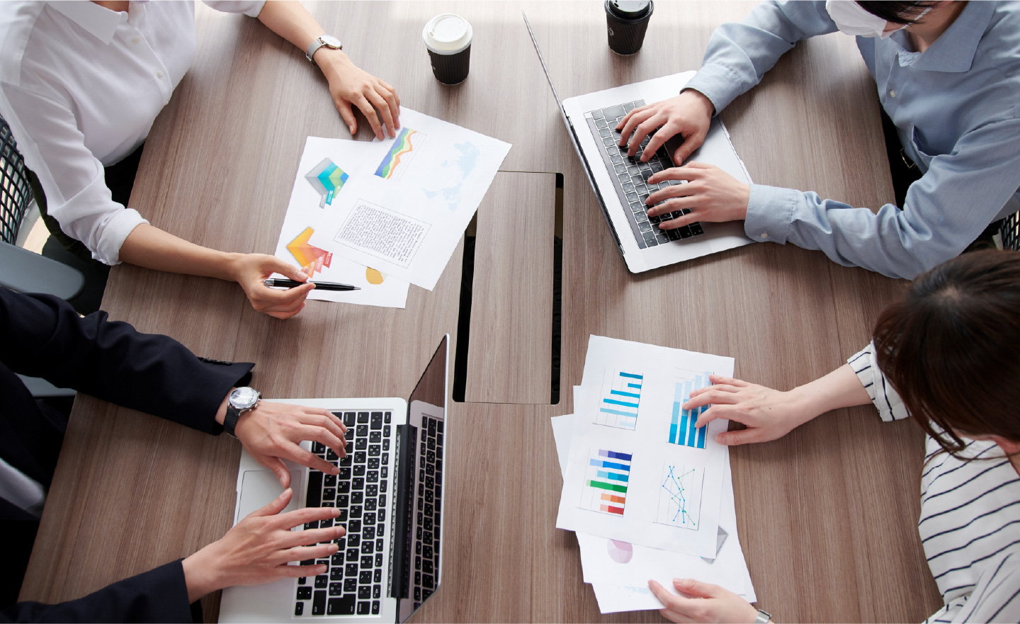 打ち合わせ風景のビジュアル